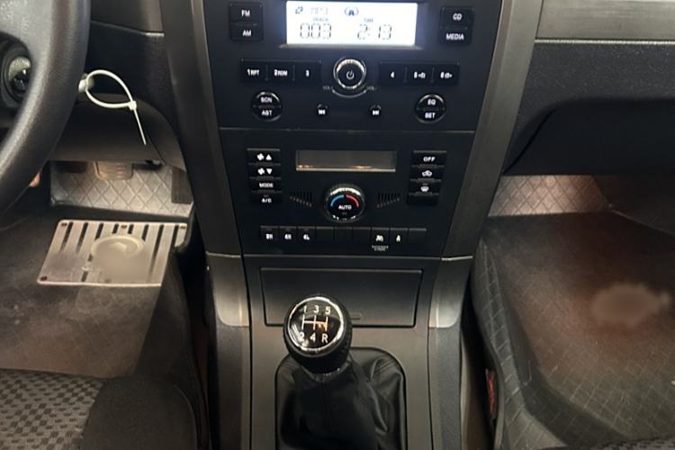 Used Haval H5 Classic 2011 Zhizun Edition 2.4L Four-Wheel Drive Deluxe Differential Version Interior 3