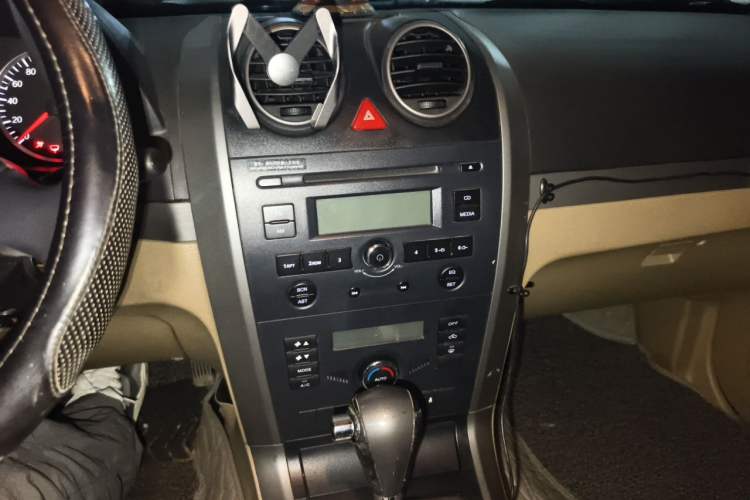 Used Haval H5 Classic 2011 European-style Version Green Quiet 2.0T Automatic 2WD Comfort Model Audio And AC Panel