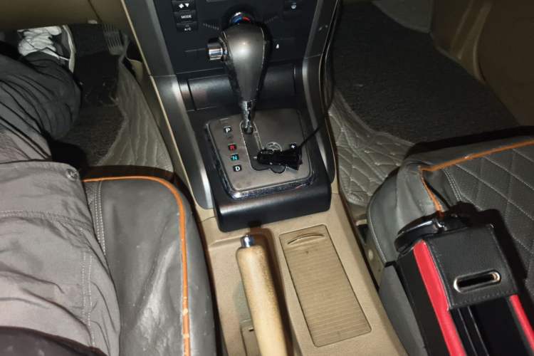 Used Haval H5 Classic 2011 European-style Version Green Quiet 2.0T Automatic 2WD Comfort Model Gear Lever