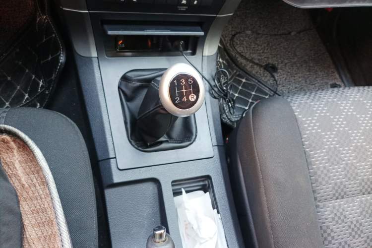 Used Haval H5 Classic 2011 Zhizun Edition 2.4L Four-Wheel Drive Deluxe Differential Version Gear Lever