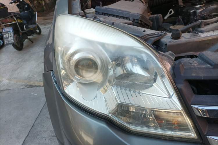 Used Haval H5 Classic 2011 Zhizun Edition 2.4L Four-Wheel Drive Deluxe Differential Version Right Front Headlight