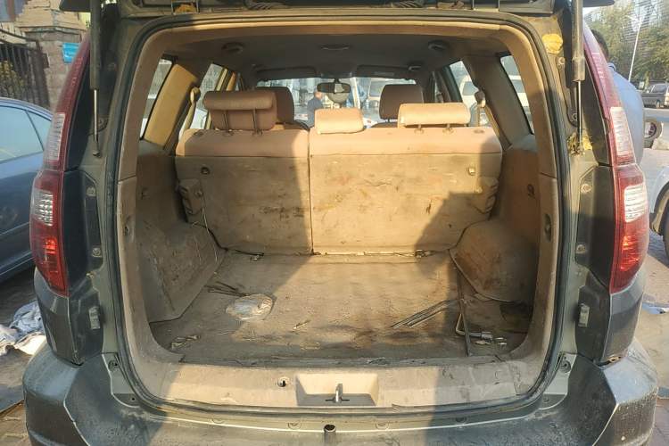 Used Haval H5 Classic 2011 Zhizun Edition 2.0L Two-Wheel Drive Luxury Model Trunk