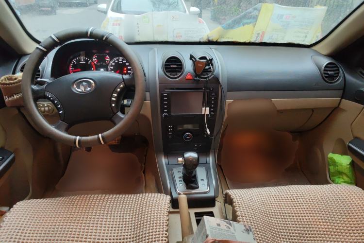 Used Haval H5 Classic 2011 European-style Green Silence 2.0T Automatic Two-Wheel Drive Luxury Model Center Console