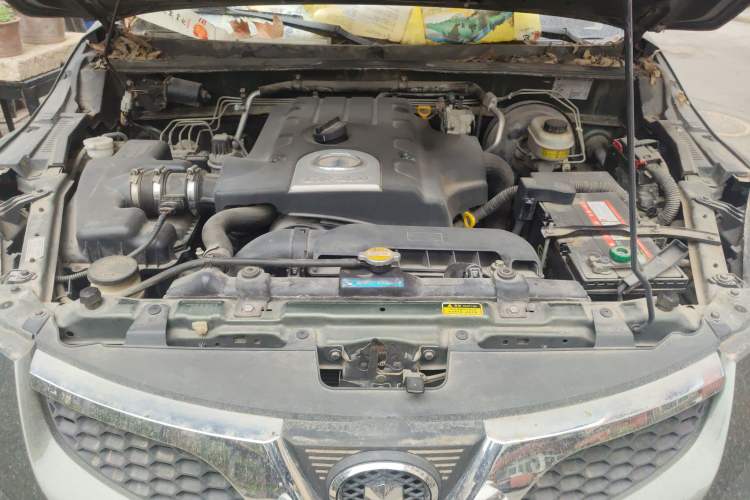 Used Haval H5 Classic 2011 European-style Green Silence 2.0T Automatic Two-Wheel Drive Luxury Model Engine Bay