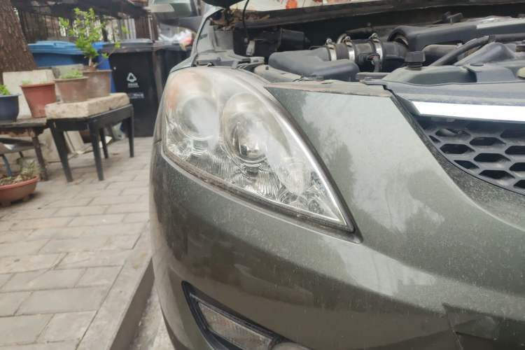 Used Haval H5 Classic 2011 European-style Green Silence 2.0T Automatic Two-Wheel Drive Luxury Model Right Front Headlight