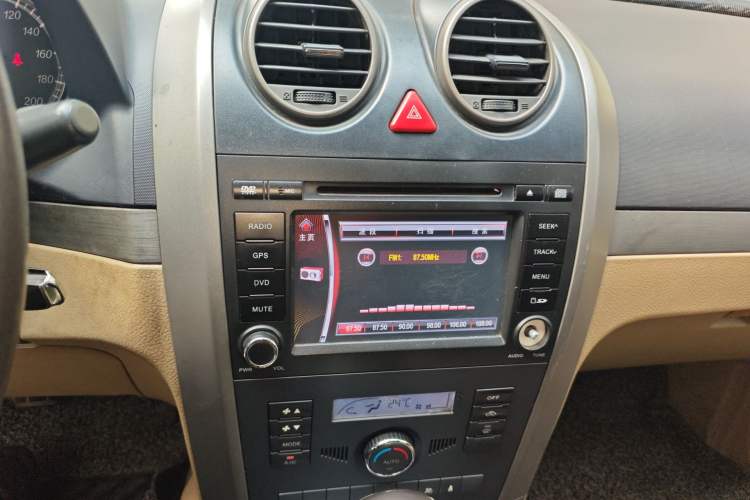 Used Haval H5 Classic 2011 European-style Version Green Quiet 2.0T Automatic 2WD Comfort Model Audio And AC Panel
