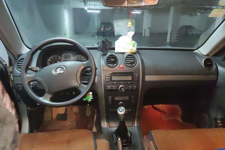 Used Haval H5 Classic 2011 Zhizun Edition 2.0L Two-Wheel Drive Luxury Model Center Console