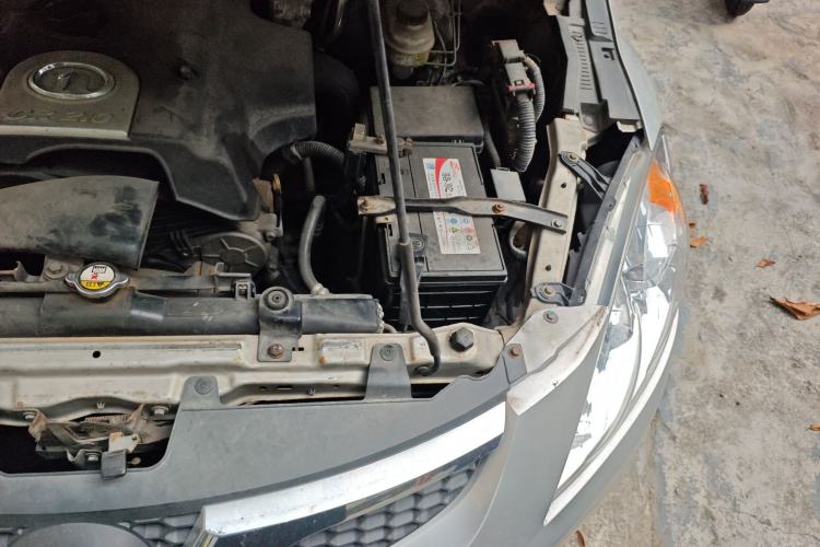Used Haval H5 Classic 2011 European-style Version Green Quiet 2.0T Automatic 2WD Comfort Model Engine Bay Left