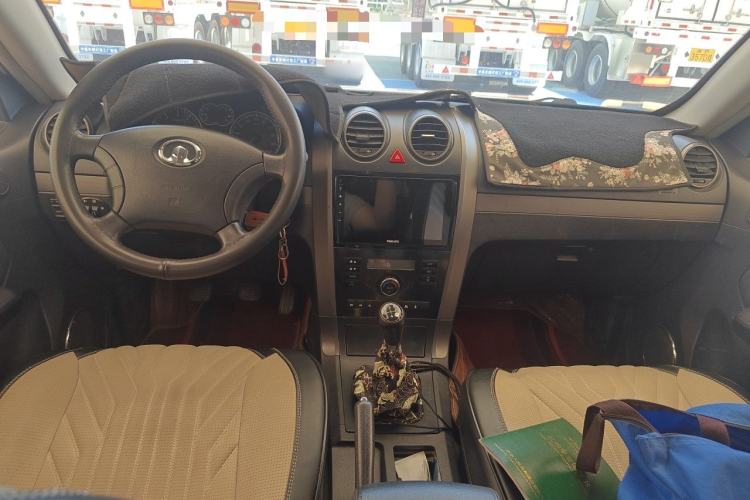 Used Haval H5 Classic 2011 Zhizun Edition 2.4L Four-Wheel Drive Deluxe Differential Version Center Console