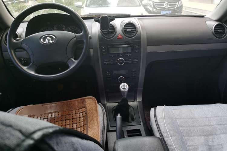 Used Haval H5 Classic 2011 Zhizun Edition 2.0L Two-Wheel Drive Elite Model Center Console