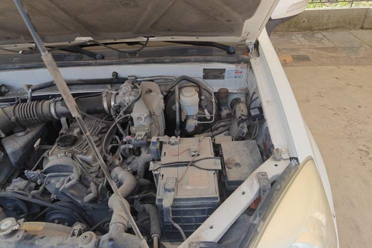 Used Haval H5 Classic 2011 Zhizun Edition 2.4L Four-Wheel Drive Deluxe Differential Version Engine Bay Left