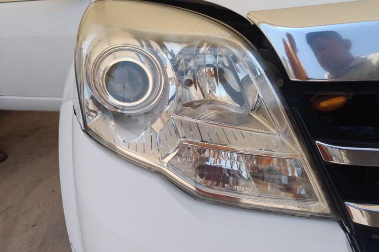 Used Haval H5 Classic 2011 Zhizun Edition 2.4L Four-Wheel Drive Deluxe Differential Version Right Front Headlight