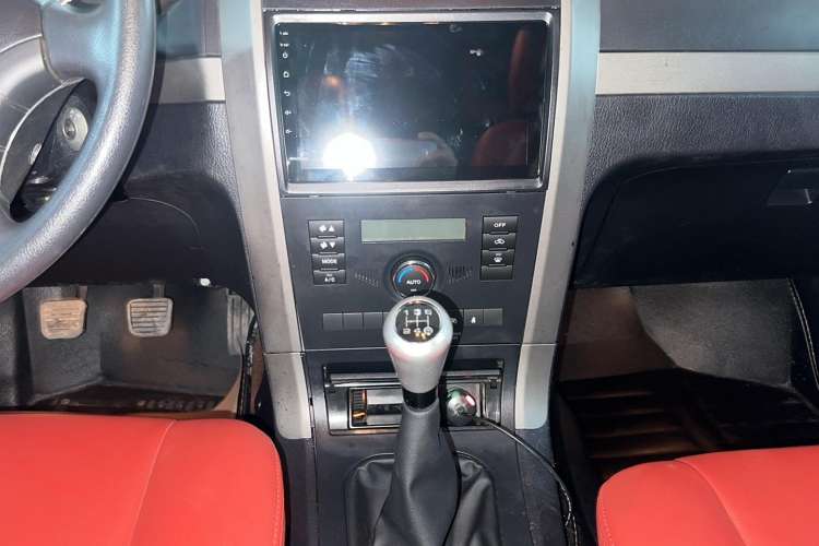 Used Haval H5 Classic 2011 Zhizun Edition 2.0L Two-Wheel Drive Luxury Model Audio And AC Panel