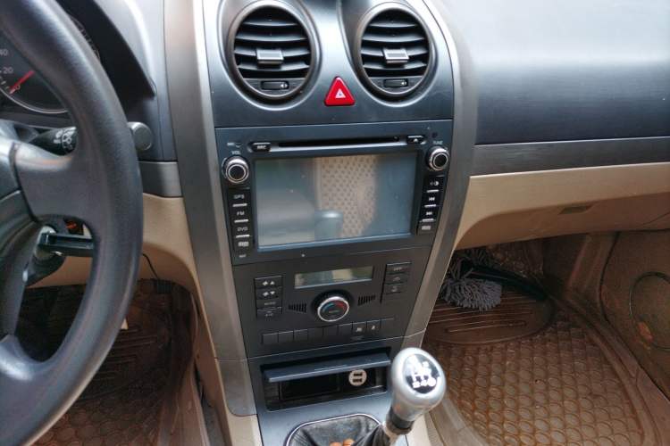 Used Haval H5 Classic 2012 European-style Edition 2.0L Two-Wheel Drive Luxury Model Audio And AC Panel