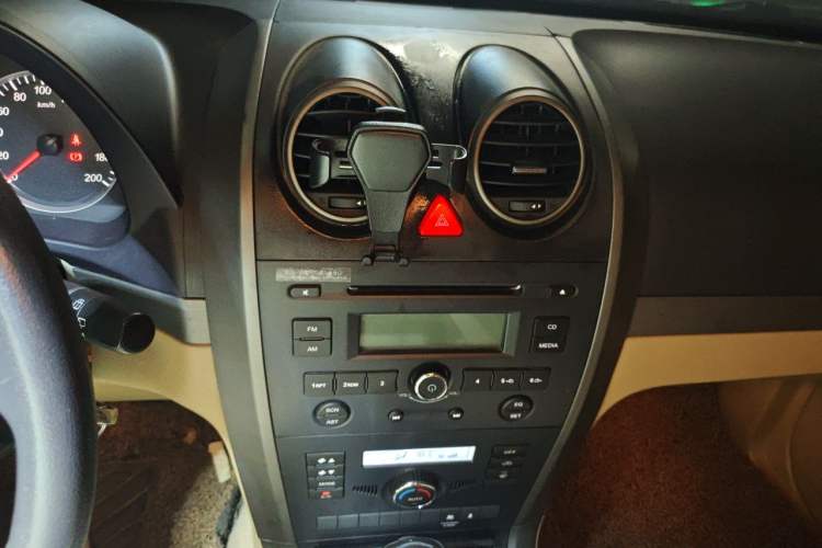 Used Haval H5 Classic 2012 European-style Version Green Silence 2.0T Automatic 2WD Comfort Model Audio And AC Panel