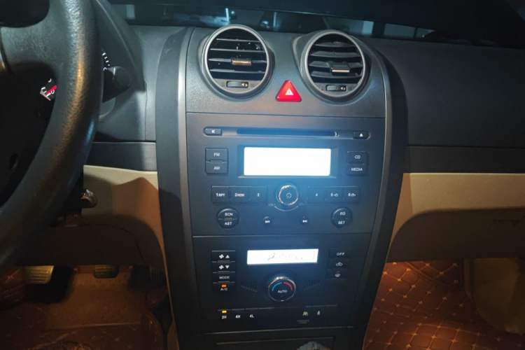 Used Haval H5 Classic 2012 European-style Model Green & Quiet 2.0T Manual 4x4 Comfort Version Audio And AC Panel