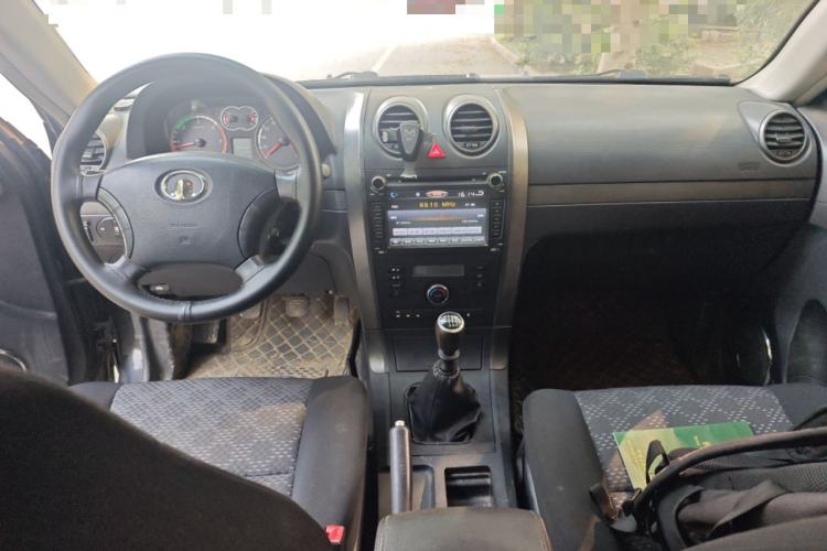 Used Haval H5 Classic 2012 ZhiZun Edition Green & Quiet 2.0T Manual 4x4 Comfort Model Center Console