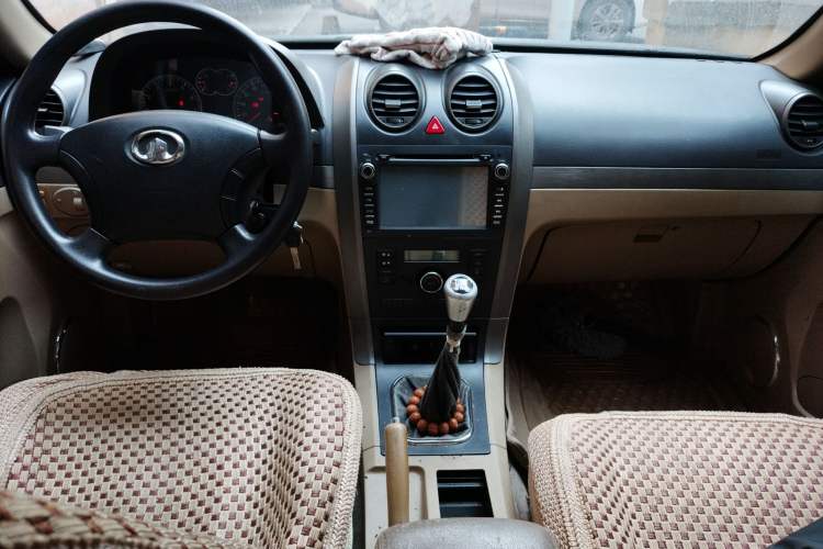 Used Haval H5 Classic 2012 European-style Edition 2.0L Two-Wheel Drive Luxury Model Center Console