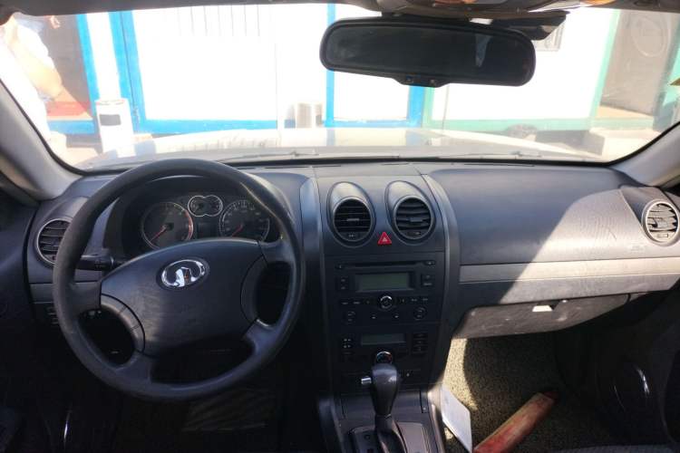 Used Haval H5 Classic 2012 ZhiZun Edition Green Silence 2.0T Automatic Two-Wheel Drive Comfortable Model Center Console