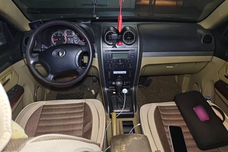 Used Haval H5 Classic 2012 European-style Version Green Silence 2.0T Automatic 2WD Comfort Model Center Console