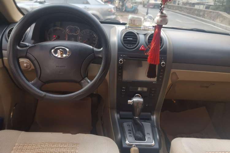 Used Haval H5 Classic 2012 European-style Version Green Silence 2.0T Automatic 2WD Luxury Model Center Console