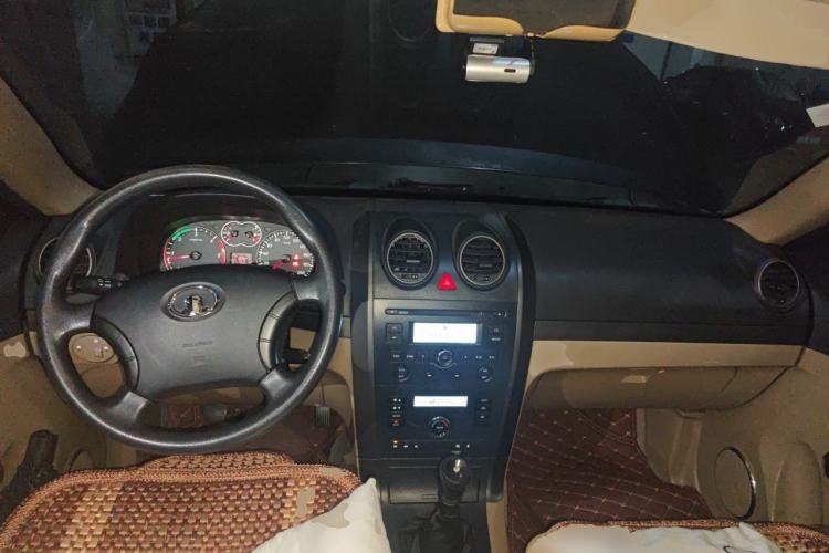 Used Haval H5 Classic 2012 European-style Model Green & Quiet 2.0T Manual 4x4 Comfort Version Center Console