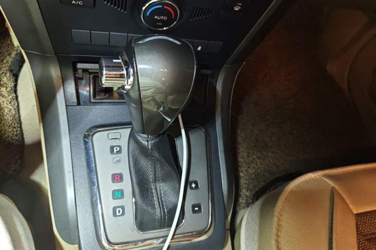 Used Haval H5 Classic 2012 European-style Version Green Silence 2.0T Automatic 2WD Comfort Model Gear Lever