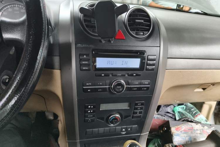 Used Haval H5 Classic 2012 European-style Version Green Quiet 2.0T Manual Two-Wheel Drive Comfort Model Audio And AC Panel