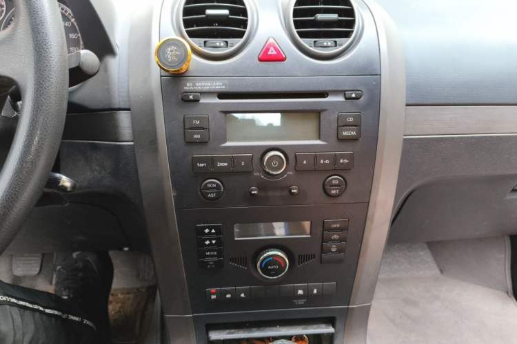 Used Haval H5 Classic 2012 Zhizun Edition 2.0L Four-Wheel Drive Luxury Model Audio And AC Panel