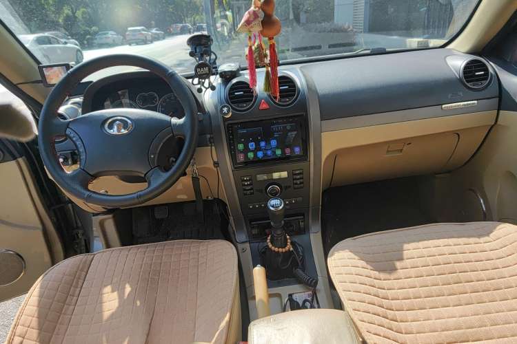 Used Haval H5 Classic 2012 European-style Model Green & Quiet 2.0T Manual 4x4 Comfort Version Center Console