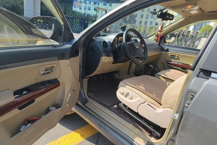 Used Haval H5 Classic 2012 European-style Model Green & Quiet 2.0T Manual 4x4 Comfort Version Driver Seat