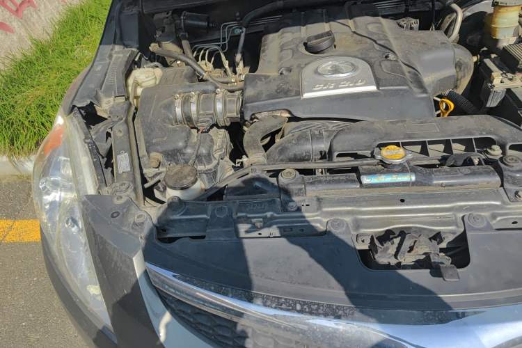 Used Haval H5 Classic 2012 European-style Model Green & Quiet 2.0T Manual 4x4 Comfort Version Engine Bay Right