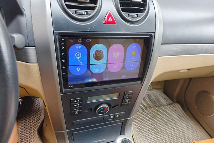 Used Haval H5 Classic 2012 European-style Version Green Quiet 2.0T Manual Two-Wheel Drive Comfort Model Audio And AC Panel