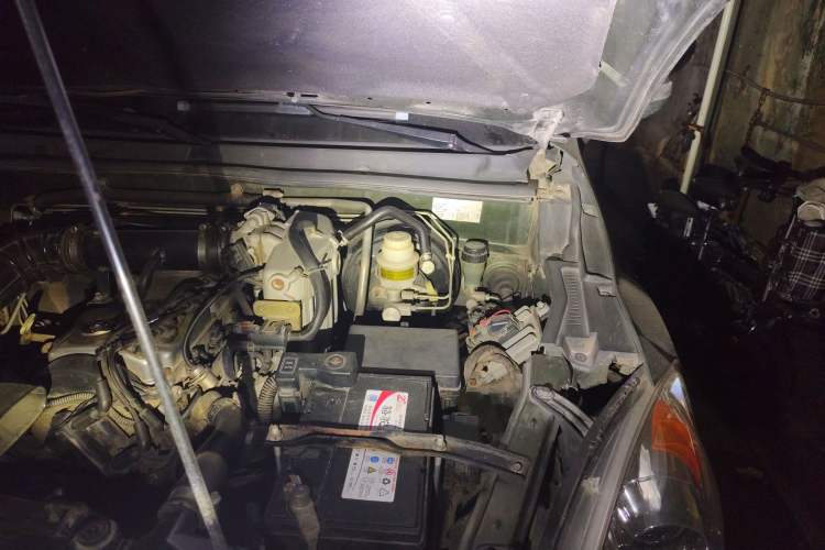 Used Haval H5 Classic 2012 European-style Edition 2.4L Four-Wheel Drive Comfort Model Engine Bay Left