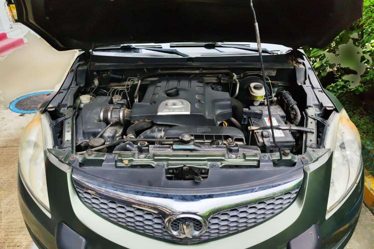 Used Haval H5 Classic 2012 European-style Version Green Quiet 2.0T Manual Two-Wheel Drive Comfort Model Engine Bay