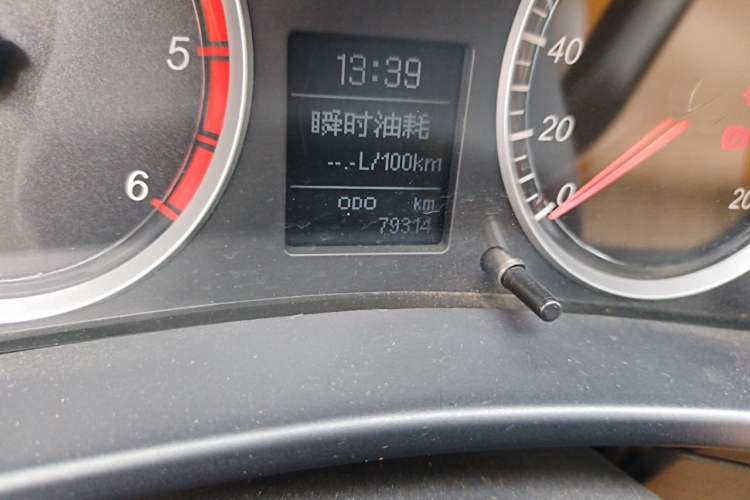 Used Haval H5 Classic 2012 European-style Version Green Quiet 2.0T Manual Two-Wheel Drive Comfort Model Odometer Close Up