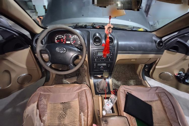 Used Haval H5 Classic 2012 European-style 2.0L Two-Wheel Drive Elite Model Center Console