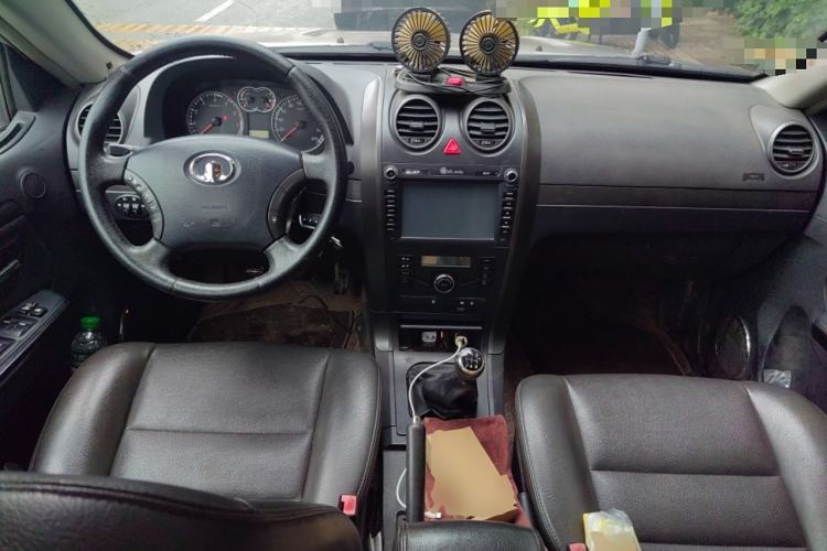 Used Haval H5 Classic 2012 European-style 2.0L Two-Wheel Drive Elite Model Center Console