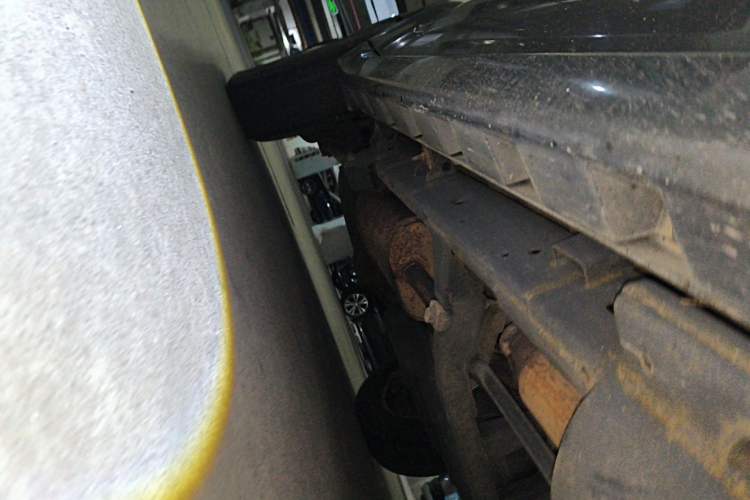 Used Haval H5 Classic 2012 European-style 2.0L Two-Wheel Drive Elite Model Chassis Front Right