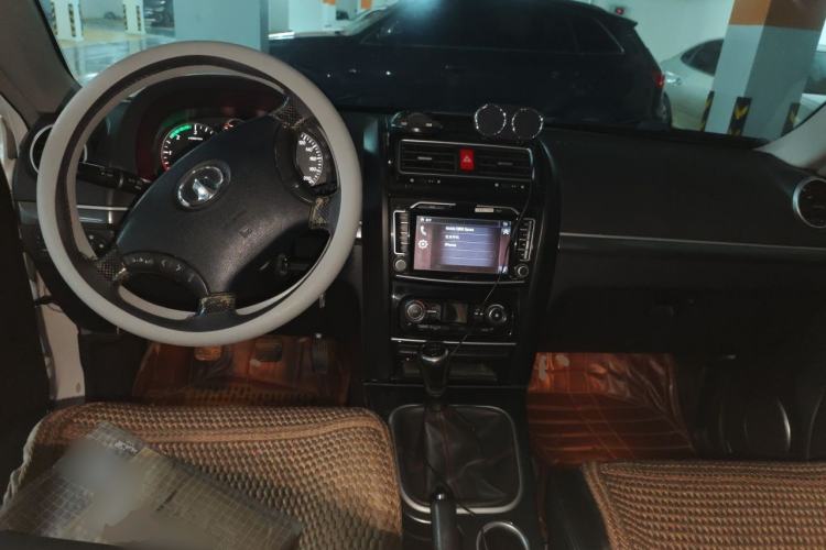 Used Haval H5 Classic 2012 ZhiZun Edition Green & Quiet 2.0T Manual Two-Wheel Drive Comfortable Model Center Console
