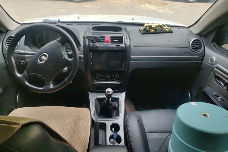 Used Haval H5 Classic 2012 ZhiZun Edition Green & Quiet 2.0T Manual Two-Wheel Drive Comfortable Model Center Console
