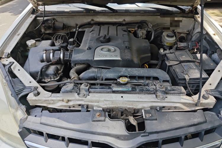 Used Haval H5 Classic 2012 ZhiZun Edition Green & Quiet 2.0T Automatic Two-Wheel Drive Luxury Model Engine Bay