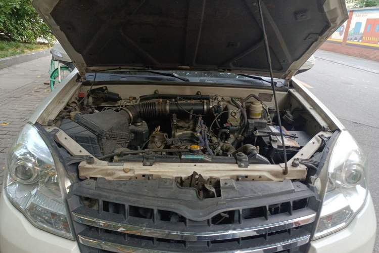 Used Haval H5 Classic 2012 European-style Edition 2.4L Four-Wheel Drive Comfort Model Engine Bay