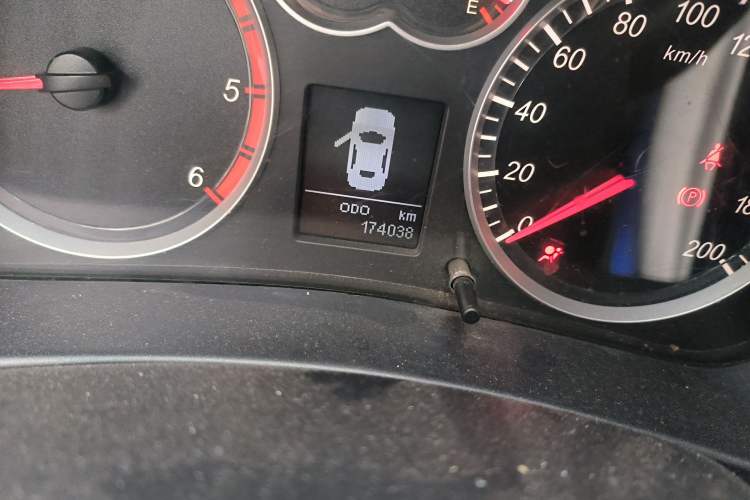 Used Haval H5 Classic 2012 ZhiZun Edition Green & Quiet 2.0T Manual Two-Wheel Drive Comfortable Model Odometer Close Up