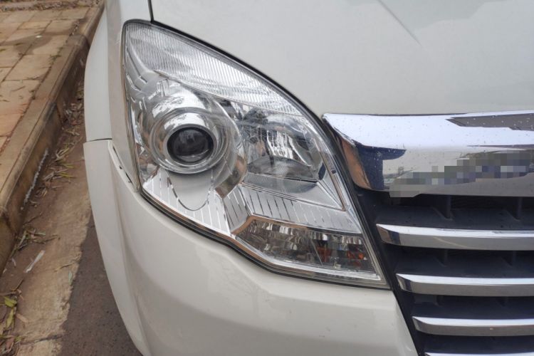 Used Haval H5 Classic 2012 European-style Edition 2.4L Four-Wheel Drive Comfort Model Right Front Headlight