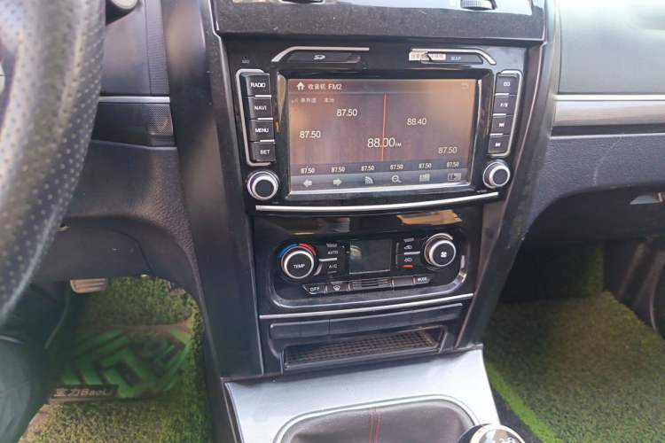 Used Haval H5 Classic 2013 Zhizun Edition 2.0T Manual Two-Wheel Drive Entry-Level Model Audio And AC Panel