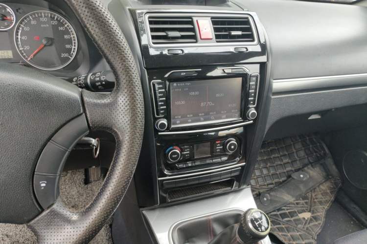 Used Haval H5 Classic 2013 Zhizun Edition 2.0L Manual Two-Wheel Drive Entry-Level Model Audio And AC Panel