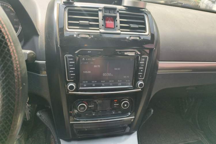 Used Haval H5 Classic 2013 ZhiZun Edition 2.0T Manual Two-Wheel Drive Elite Model Audio And AC Panel