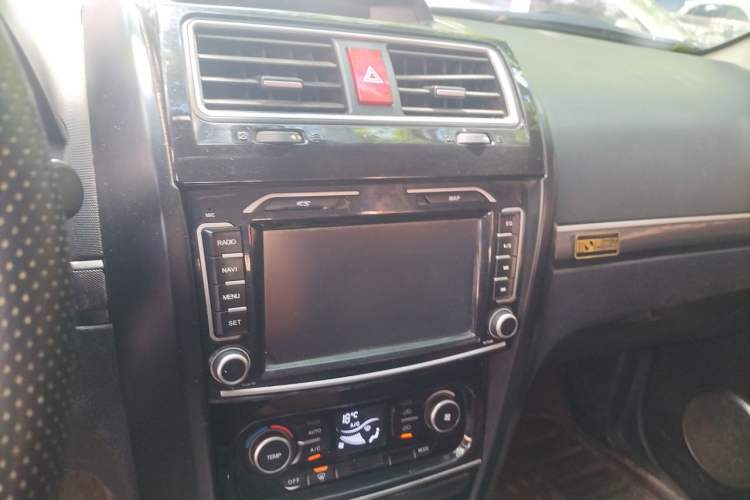 Used Haval H5 Classic 2013 Zhizun Edition 2.0T Manual Two-Wheel Drive Entry-Level Model Audio And AC Panel