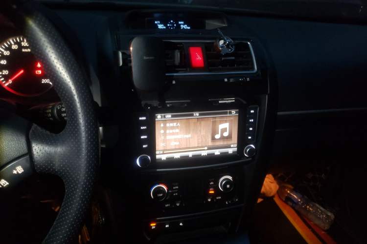 Used Haval H5 Classic 2013 Zhizun Edition 2.0T Manual 4x4 Elite Model Audio And AC Panel
